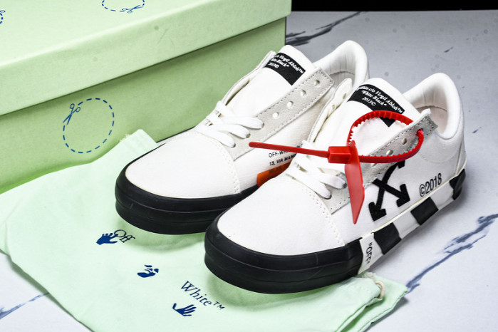 C/O​ SNEAKERS CO-031