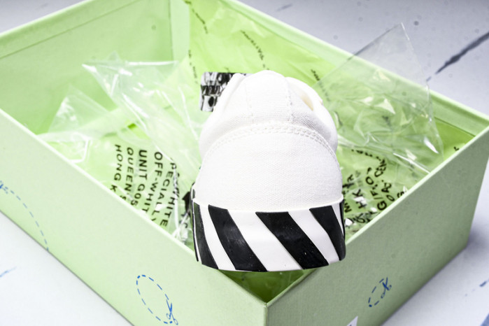 C/O​ SNEAKERS CO-036