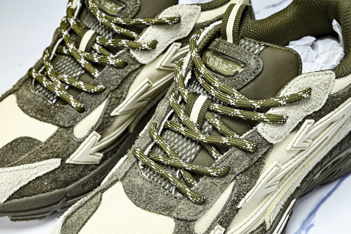 C/O​ SNEAKERS CO-049