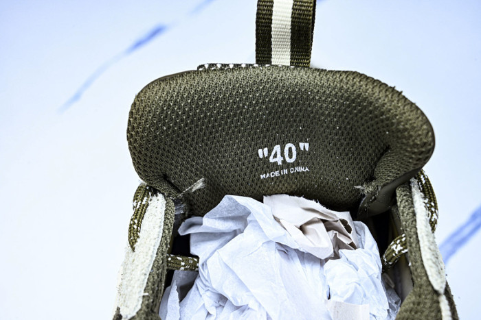 C/O​ SNEAKERS CO-049