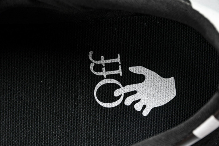 C/O​ SNEAKERS CO-040