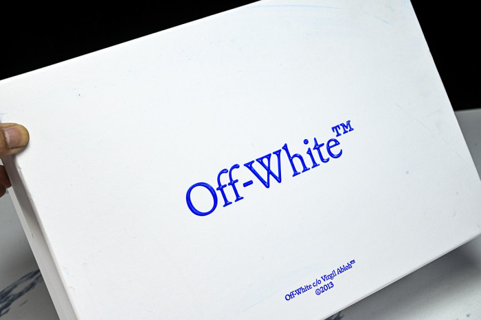 C/O​ SNEAKERS CO-069