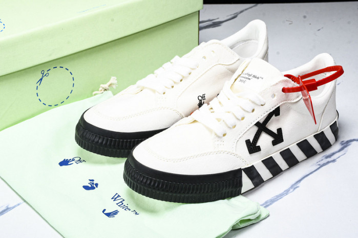 C/O​ SNEAKERS CO-037