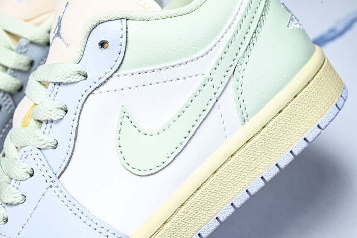 Air Jordan 1 Low DC0774-108